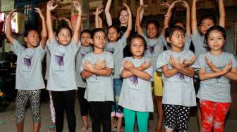 Kedutaan Besar Australia, Jakarta bekerja sama dengan Yayasan Bina Ballet Indonesia menyelenggarakan Menari Balet di Ciliwung. (Suara.com/ Oke Atmadja)