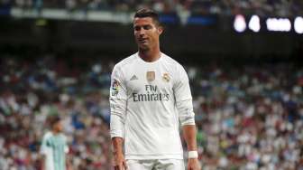 Bintang Real Madrid Cristiano Ronaldo tampak kecewa gagal mencetak gol ke gawang Real Betis. (Reuters/Andrea Comas)