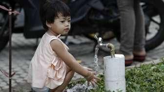 Warga dan anak-anak bermain di area dan ruang-ruang kosong yang terdapat di kawasan rusun Jatinegara Barat, Jakarta, Minggu (30/8/2015). [Suara.com/Kurniawan Mas'ud]