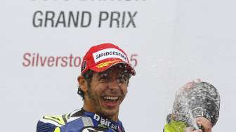 Valentino Rossi merayakan kemenangannya dalam balapan di Silverstone, Inggris, (30/8). (Reuters/Darren Staples)