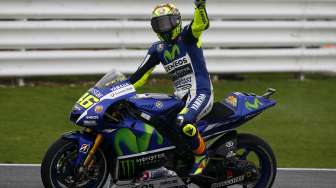 Pebalap Yamaha asal Italia, Valentino Rossi menjadi yang tercepat dalam GP Inggris di Sirkuit Silverstone, Minggu (30/8). [Reuters/Darren Staples]