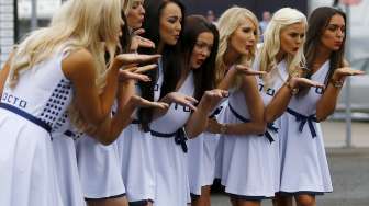 Para Grid Girls, model-model cantik yang diikutsertakan dalam ajang balapan MotoGP Inggris di Sirkuit Silverstone, hari Minggu (30/8). [Reuters/Darren Staples]