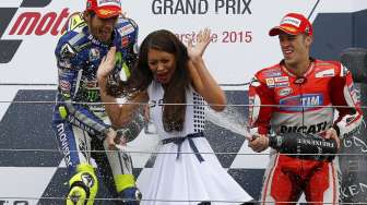 Para Grid Girls, model-model cantik yang diikutsertakan dalam ajang balapan MotoGP Inggris di Sirkuit Silverstone, hari Minggu (30/8). [Reuters/Darren Staples]