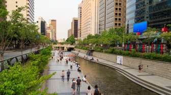 Bayangkan Ciliwung Jadi Seperti Sungai Cheonggyecheon Ini