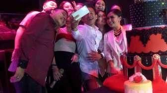 Aurel Rayakan 