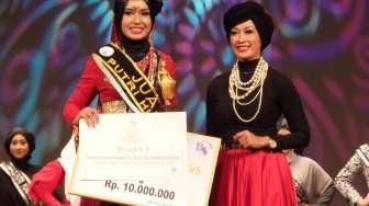 Finalis asal Padang, Yuliana Ristantia keluar sebagai pemenang utama Putri Hijab Indonesia 2015 . 