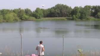 VIDEO: Di Tangan Lelaki Ini, Drone Jadi Alat Pancing Ikan