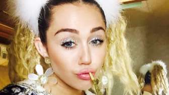 Ini Bukti Miley Cyrus Biseksual