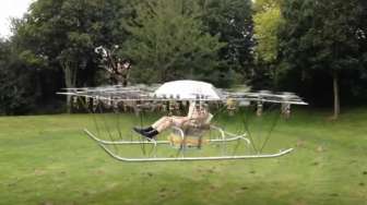 VIDEO: Lelaki Ini Buat 'Helikopter' dari Drone
