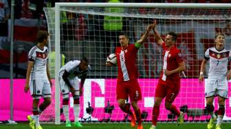 Pemain Polandia Robert Lewandowski (tengah) merayakan golnya ke gawang Jerman. Reuters/Ralph Orlowski