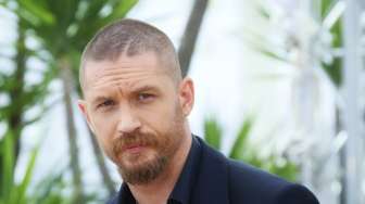 Tom Hardy Telanjang Bulat di Serial "Taboo"