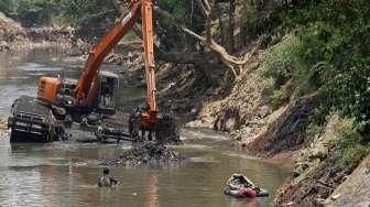 Petugas dibantu TNI melakukan pengerukan Sungai Ciliwung di kawasan kampung Pulo-Bukit Duri, Jakarta, Minggu (6/9).[Suara.com/Kurniawan Mas'ud]