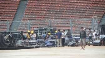 `Suasana pembangunan panggung konser grup band Bon Jovi di Gelora Bung Karno (GBK), Senayan, Jakarta Selatan, Minggu (6/9). [Suara.com/Nanda Hadiyanti]