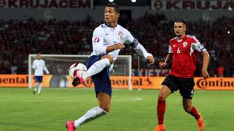 Kapten Portugal Cristiano Ronaldo mengontrol bola melewati pemain Albania Berat Djimsiti. Reuters/Arben Celi