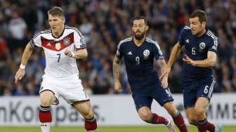 Aksi Bastian Schweinsteiger saat menghadapi Scotlandia di Glasgow, Senin (8/9).