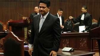 Ketua KPU Husni Kamil Manik menyampaikan keterangan dalam sidang beragendakan mendengarkan keterangan Presiden, DPR, dan KPU terkait aturan pasangan calon dalam Pilkada di Gedung MK, Jakarta, (8/9). [Suara.com/Oke Atmaja]