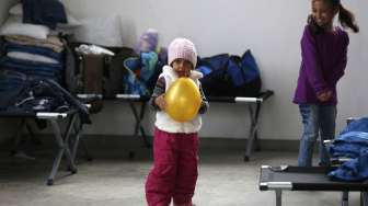 Dua bocah Suriah bergembira di pusat pengungsian di Hamm, Jerman [Reuters/Ina Fassbender]