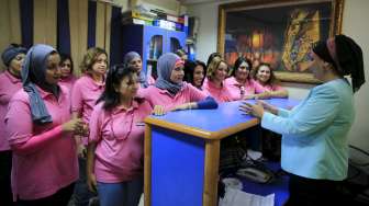 Reem Fawzy (kanan), direktur perusahaan Pink Taxi, berbicara kepada para perempuan sopir armada taksinya, di kantor perusahaan mereka di Kairo, Mesir, Minggu (6/9/2015). [Reuters/Amr Abdallah Dalsh]