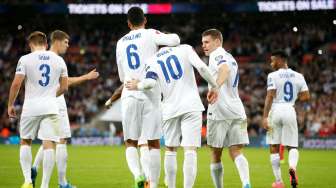 Kapten tim Inggris Wayne Rooney merayakan golnya bersama rekan setimnya. Reuters / Carl Recine Livepic