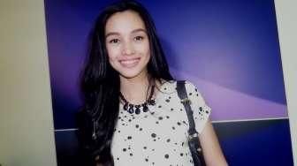 Lagi di Indonesia, Tya Arifin Girang Bisa Lihat Gerhana Matahari