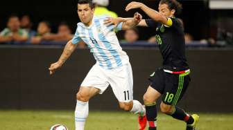 Pemain depan Argentina Segio Aguero (20) mengontrol bola. Reuters/Matthew Emmons-USA TODAY Sports.