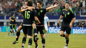 Pemain Meksiko Hector Herrera (16) merayakan golnya bersama rekan setimnya. Reuters/Matthew Emmons-USA TODAY Sports