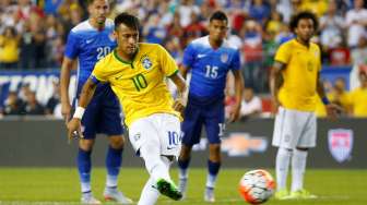 Bintang Brasil Neymar mencetak gol ke gawang Amerika Serikat dari titik penalti. Reuters/Winslow Townson-USA TODAY Sports