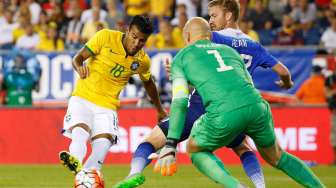 Gelandang Brasil Rafinha saat mencetak gol ke gawang Amerika Serikat. Reuters/: Winslow Townson-USA TODAY Sports