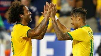 Bintang Brasil Neymar mencetak gol ke gawang Amerika Serikat merayakan golnya bersama bek Marcelo. Reuters/Winslow Townson-USA TODAY Sports.