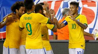 Bintang Brasil Neymar Jr. (10) merayakan golnya ke gawang AS bersama rekan setimnya. Reuters/Winslow Townson-USA TODAY Sports