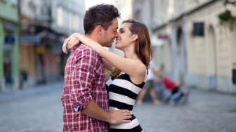 Ciuman Dengan Istri Saat Puasa Tidak Bikin Batal? Begini Menurut Pandangan Islam