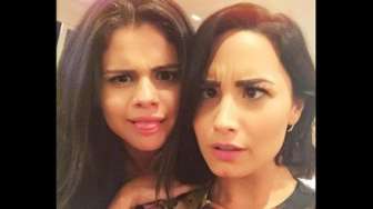 Demi Lovato Pasang Mata Juling, Selena Gomez Julurkan Lidah