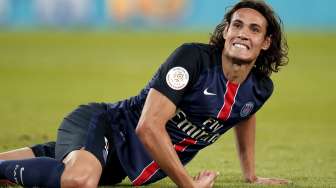 Striker Paris Saint-Germain Edinson Cavani mencetak dua gol ke gawang Bordeaux di Stadion Parc des Princes, Sabtu (12/9).