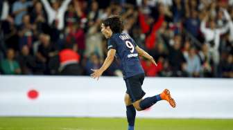 Striker Paris Saint-Germain Edinson Cavani mencetak dua gol ke gawang Bordeaux di Stadion Parc des Princes, Sabtu (12/9).