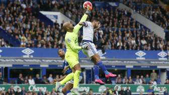 Penjaga gawang Everton Tim Howard menggagalkan peluang yang didapat Eden Hazard (12/9) [Reuters/Adrew Yates]