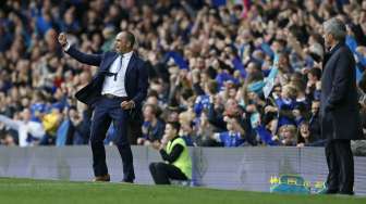 Reaksi manajer Everton Roberto Martinez (kiri) saat pemainnya menjebol gawang Chelsea (12/9) [Reuters/Ed Sykes]