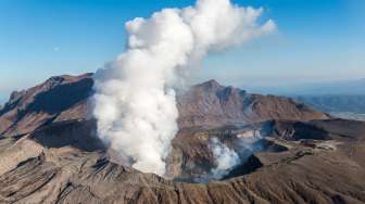 Gunung Aso di Jepang Meletus