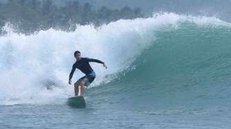 Wisata Selancar Mentawai