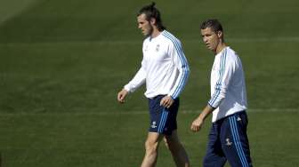 Dua bintang Real Madrid Cristiano Ronaldo (kanan) dan Gareth Bale saat melakukan latihan. Reuters/Andrea Comas