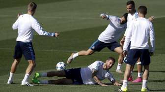 Kapten Real Madrid Sergio Ramos (tengah) terjatuh saat latihan. Reuters/Andrea Comas