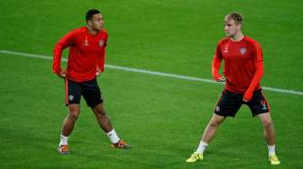 Pemain Manchester United Memphis Depay and Luke Shaw saat melakukan latihan di di Philips Stadion, Eindhoven. Reuters / Andrew Couldridge