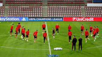 Para pemain Manchester United melakukan sesi latihan di Philips Stadion, Eindhoven. Reuters / Andrew Couldridge