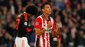 Pemain Manchester United (MU) tampak bersedih, sementara Hector Moreno dari PSV Eindhoven merayakan kemenangan, usai pertandingan di Belanda, Selasa (15/9/2015). [Reuters/Michael Kooren]