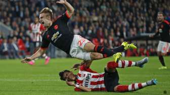 Manchester United ditumbangkan PSV Eindhoven 1-2 di Stadion Philips, Rabu (16/9).