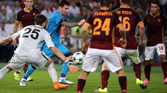 Pemain FC Barcelona, Lionel Messi, saat dihadang kiper dan barisan pertahanan AS Roma, dalam laga Liga Champions di Stadion Olimpico, Italia, Rabu (16/9/2015). [Reuters/Max Rossi]