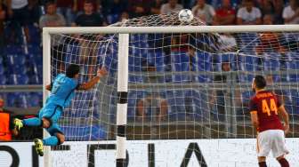 Penyerang Barcelona, Luis Suarez, saat mencetak golnya ke gawang AS Roma, dalam laga Liga Champions di Stadion Olimpico, Roma, Italia, Rabu (16/9/2015). [Reuters/Tony Gentile]