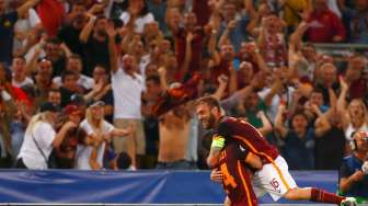 Pemain AS Roma, Alessandro Florenzi (24), saat merayakan gol bersama rekannya, dalam laga Liga Champions kontra FC Barcelona, di Stadion Olimpico, Italia, Rabu (16/9/2015). [Reuters/Tony Gentile]