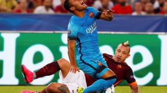 Insiden ketika pemain Barcelona, Rafinha, diganjal keras oleh Radja Nainggolan dari AS Roma, dalam laga Liga Champions di Stadion Olimpico, Italia, Rabu (16/9/2015). [Reuters/Tony Gentile]