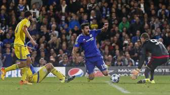 Pemain Chelsea Diego Costa dilanggar pemain Maccabi Tel-Aviv (17/9) [Reuters/Stefan Wermuth]