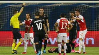 Wasit Carlos Velasco Carballo mengeluarkan kartu kuning kedua untuk striker Arsenal Olivier Giroud.[Reuters/Matius Childs Livepic]